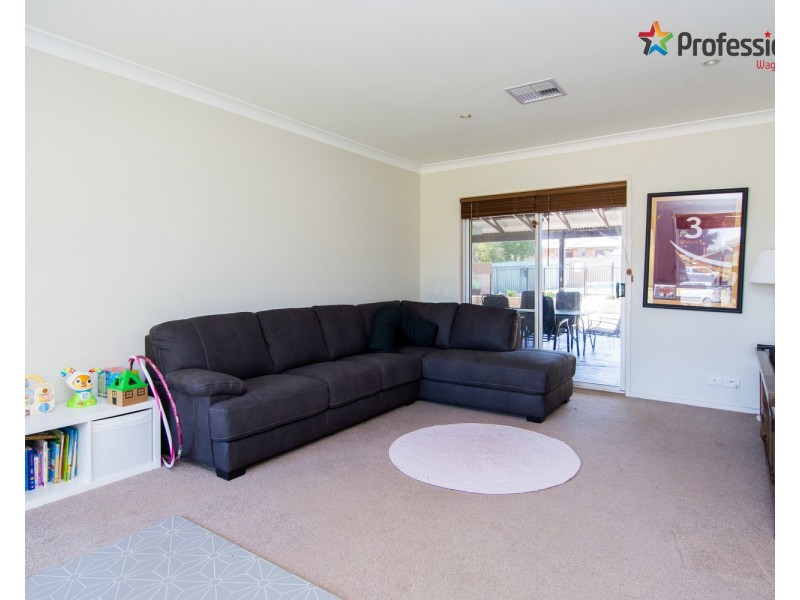 13 Myall Crescent, Lake Albert NSW 2650