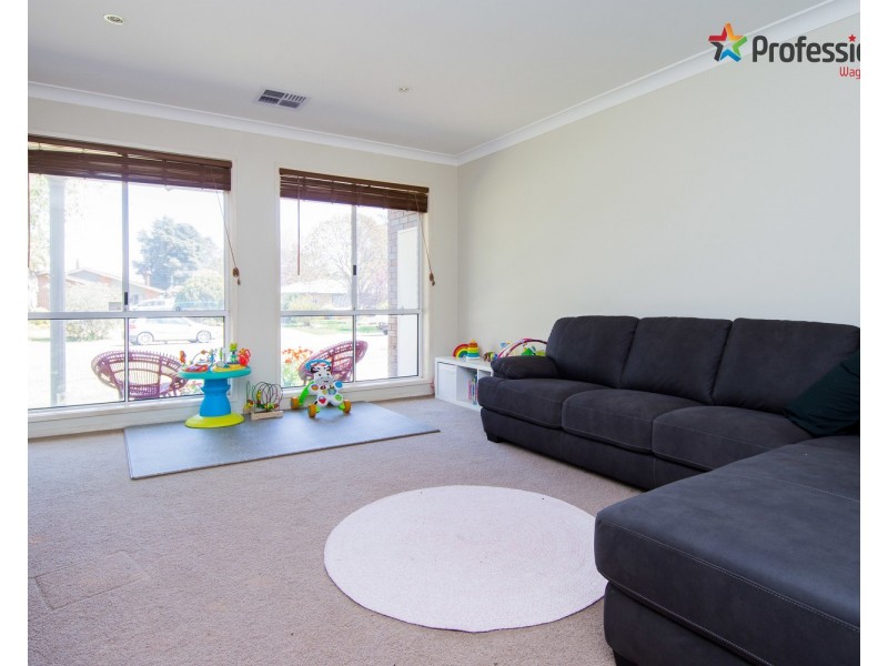 13 Myall Crescent, Lake Albert NSW 2650