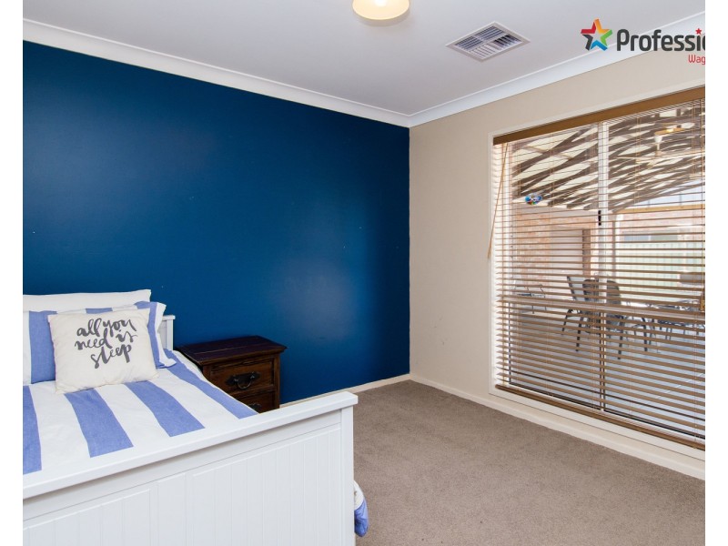 13 Myall Crescent, Lake Albert NSW 2650