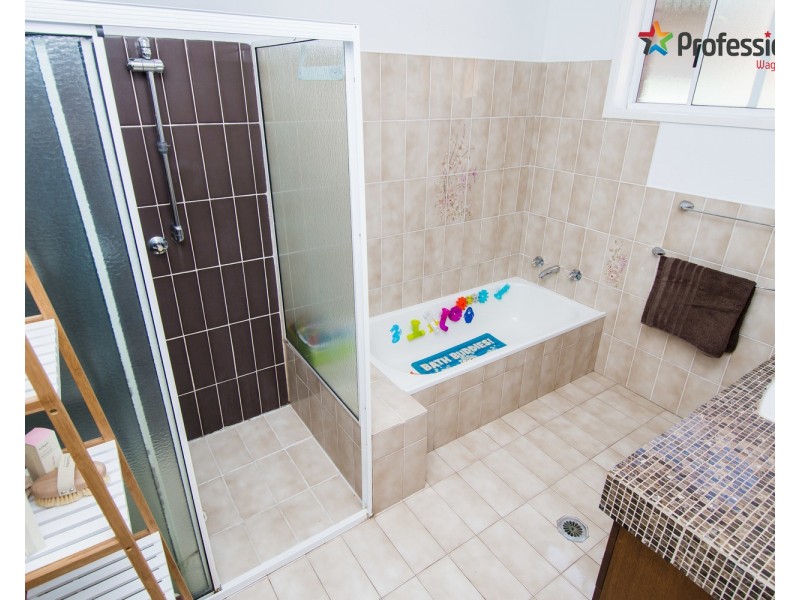 13 Myall Crescent, Lake Albert NSW 2650