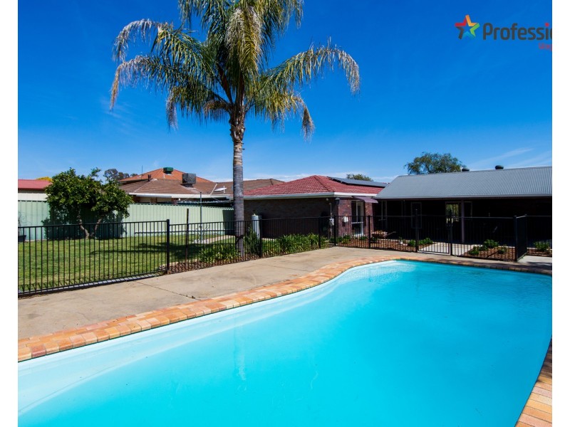 13 Myall Crescent, Lake Albert NSW 2650