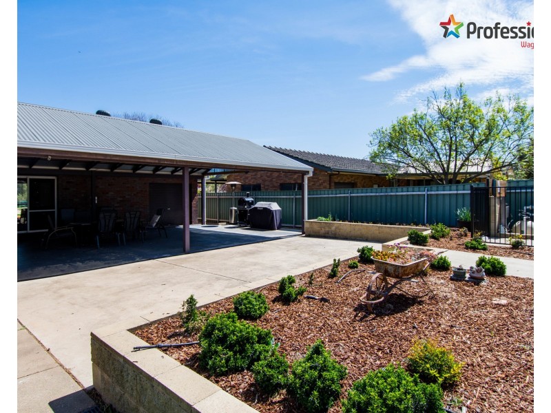 13 Myall Crescent, Lake Albert NSW 2650
