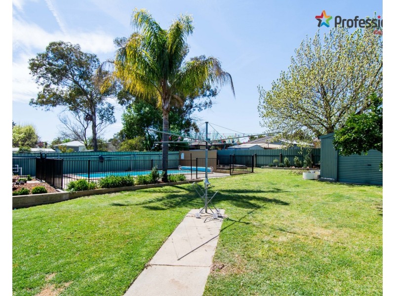 13 Myall Crescent, Lake Albert NSW 2650