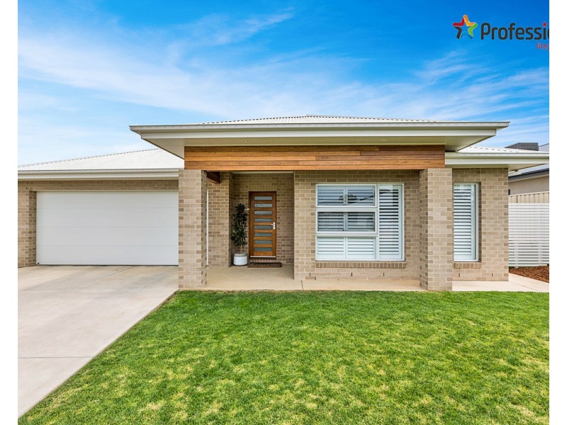 16 Cunjegong Loop, Gobbagombalin NSW 2650