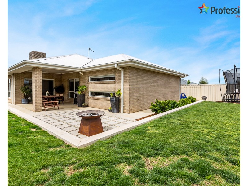 16 Cunjegong Loop, Gobbagombalin NSW 2650