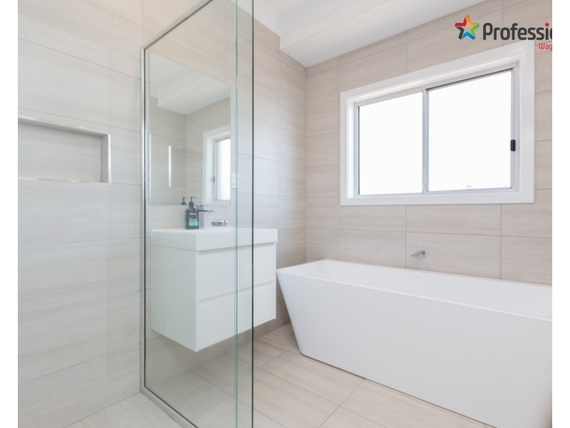 16 Cunjegong Loop, Gobbagombalin NSW 2650