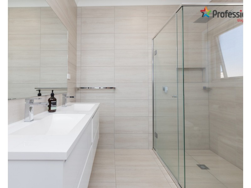 16 Cunjegong Loop, Gobbagombalin NSW 2650