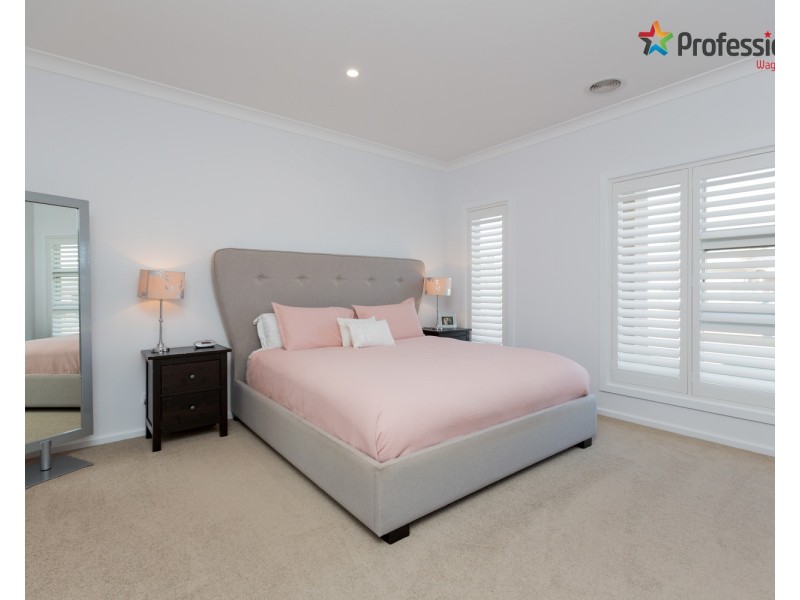 16 Cunjegong Loop, Gobbagombalin NSW 2650