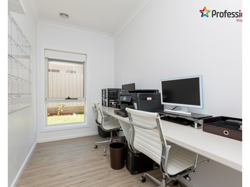 16 Cunjegong Loop, Gobbagombalin NSW 2650