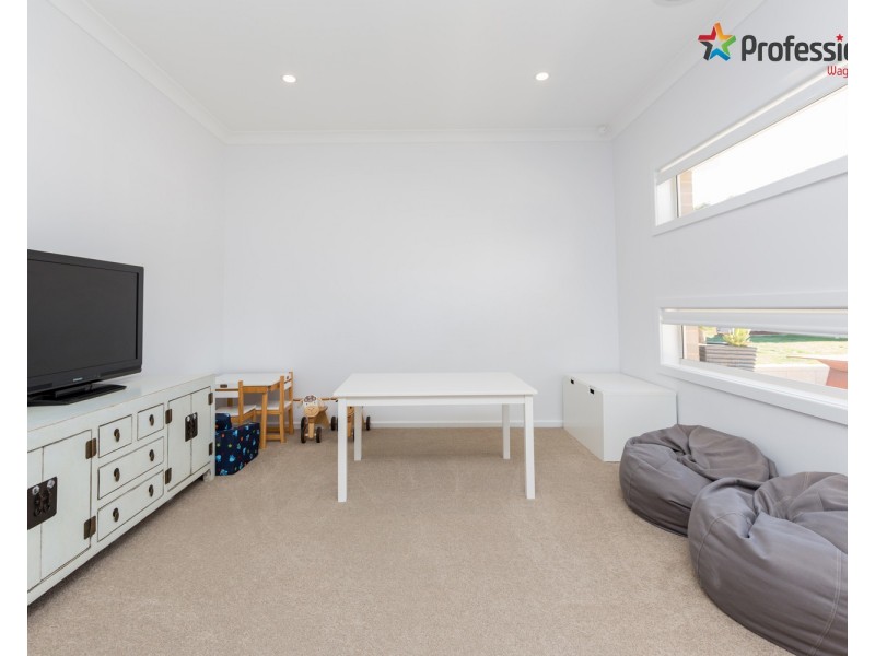 16 Cunjegong Loop, Gobbagombalin NSW 2650