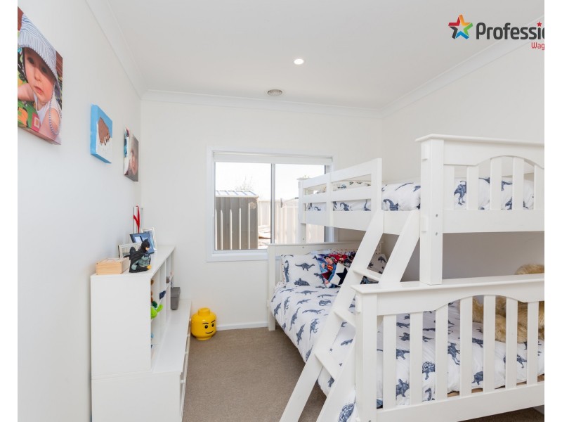 16 Cunjegong Loop, Gobbagombalin NSW 2650