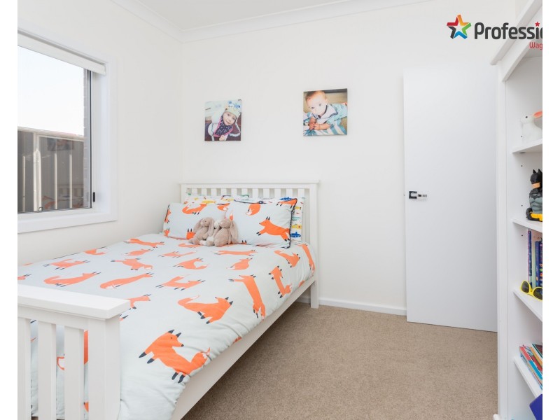 16 Cunjegong Loop, Gobbagombalin NSW 2650