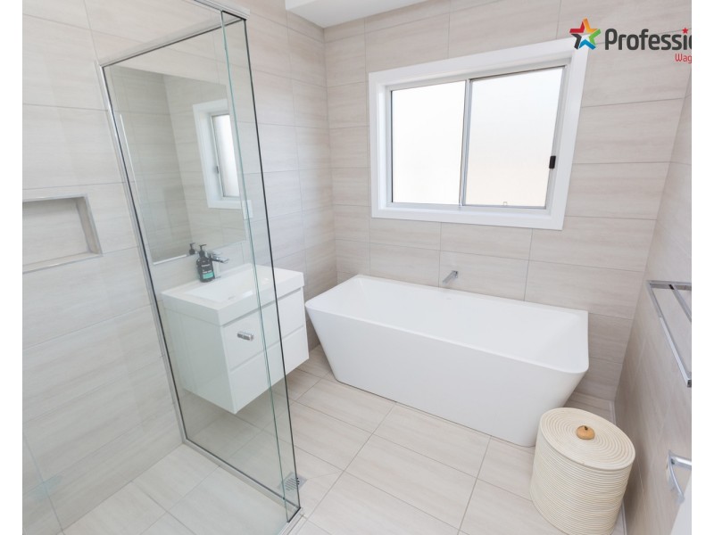 16 Cunjegong Loop, Gobbagombalin NSW 2650