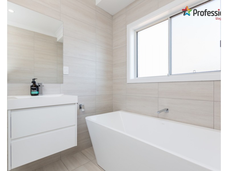 16 Cunjegong Loop, Gobbagombalin NSW 2650