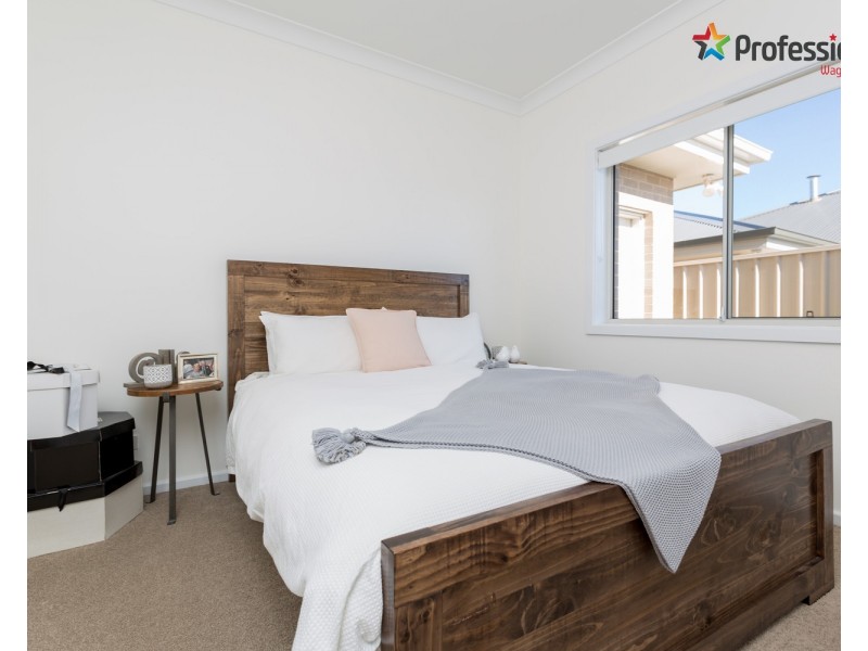 16 Cunjegong Loop, Gobbagombalin NSW 2650