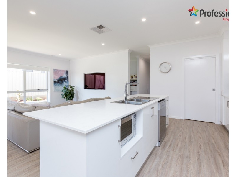 16 Cunjegong Loop, Gobbagombalin NSW 2650