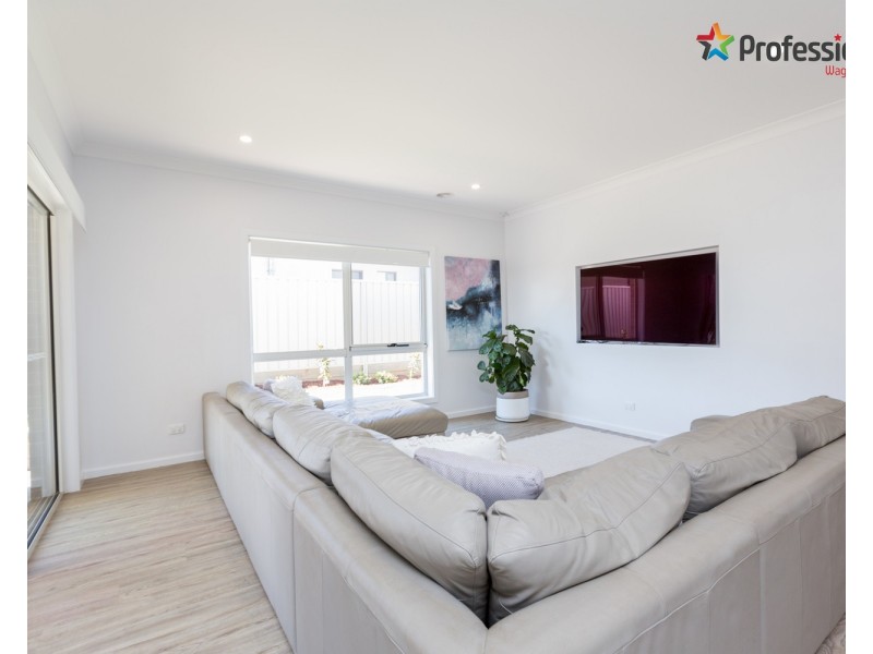 16 Cunjegong Loop, Gobbagombalin NSW 2650