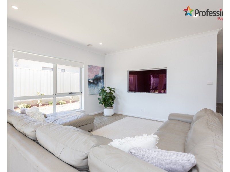 16 Cunjegong Loop, Gobbagombalin NSW 2650