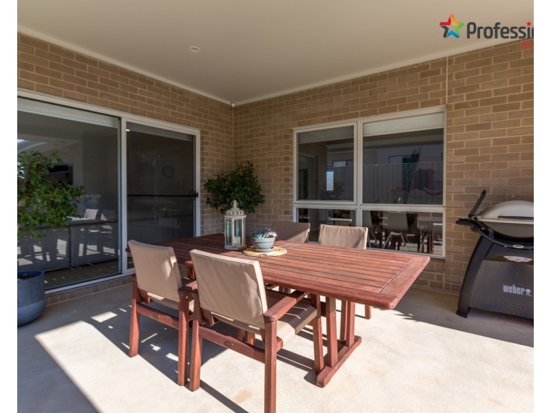 16 Cunjegong Loop, Gobbagombalin NSW 2650