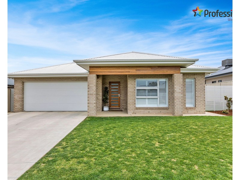 16 Cunjegong Loop, Gobbagombalin NSW 2650