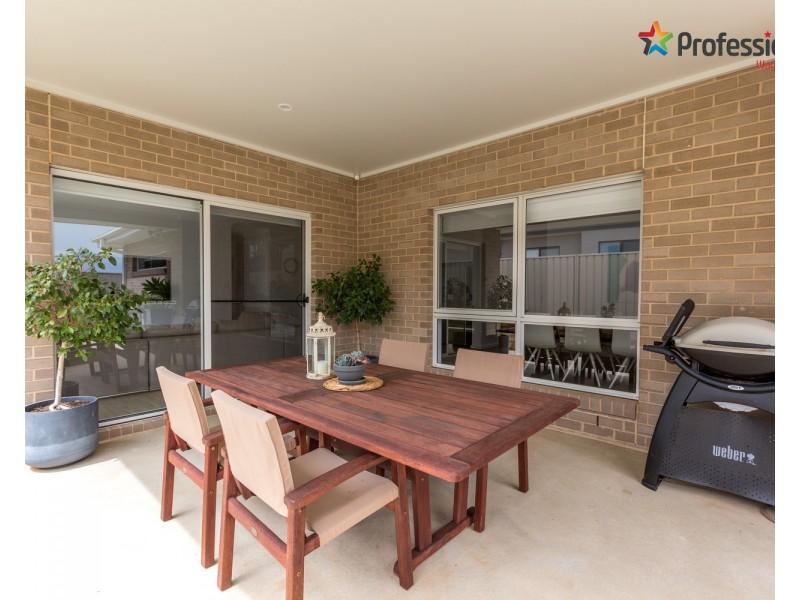 16 Cunjegong Loop, Gobbagombalin NSW 2650