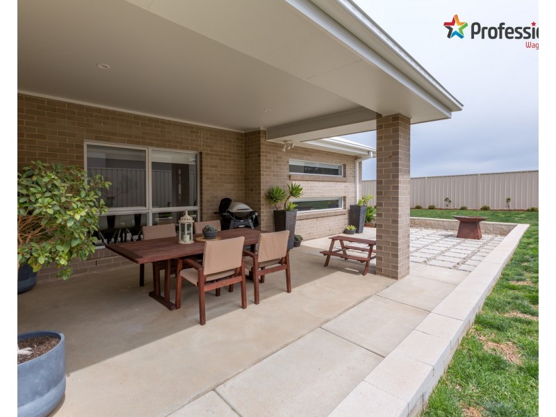 16 Cunjegong Loop, Gobbagombalin NSW 2650