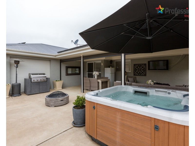 67 Messenger Avenue, Boorooma NSW 2650