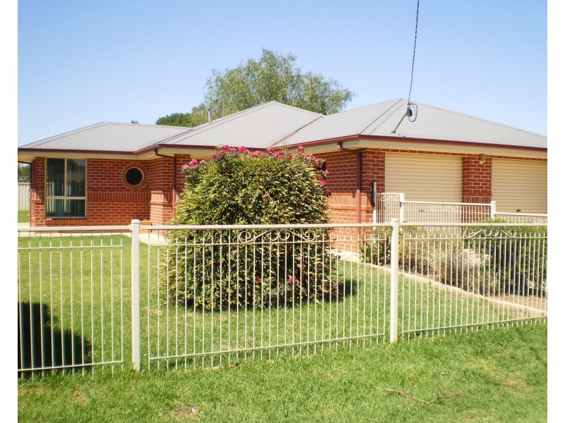 32 Lake Street, Lake Albert NSW 2650