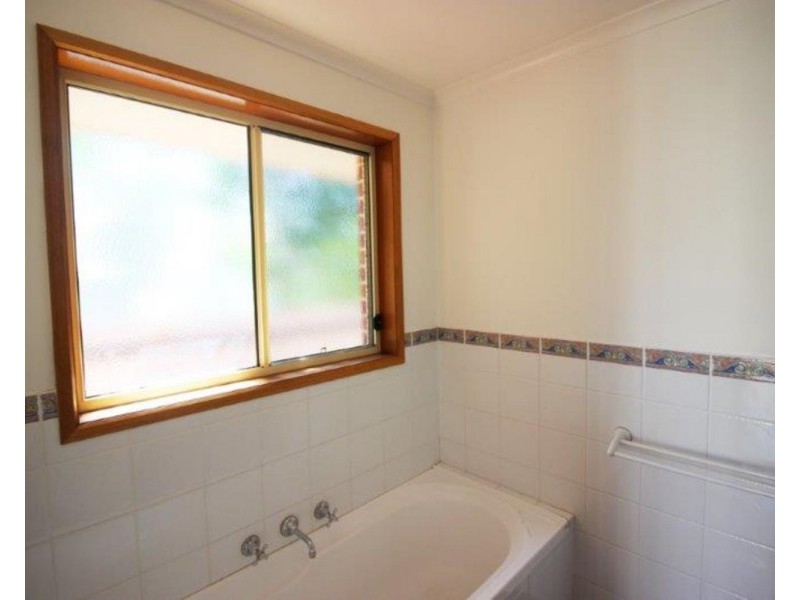 32 Lake Street, Lake Albert NSW 2650