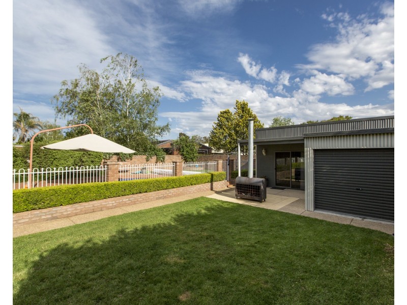 12 Taupo Drive, Lake Albert NSW 2650