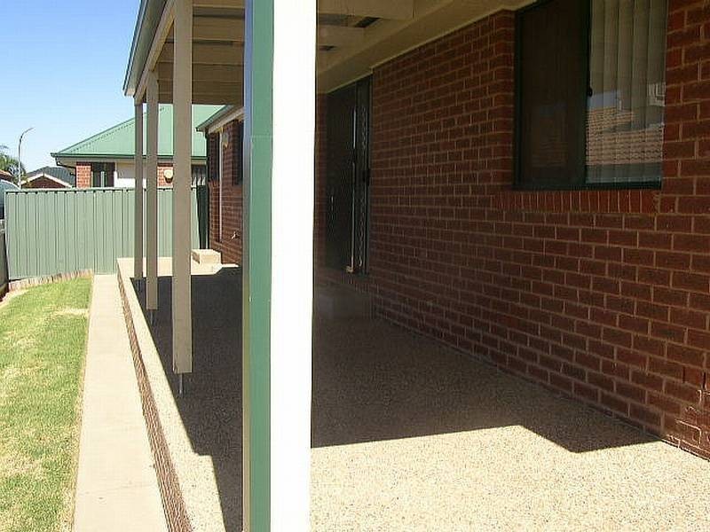 2/1 Lachlan Place, Tatton NSW 2650