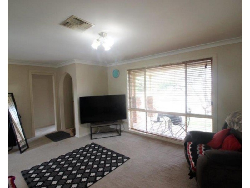 2/108 Undurra Drive, Glenfield Park NSW 2650