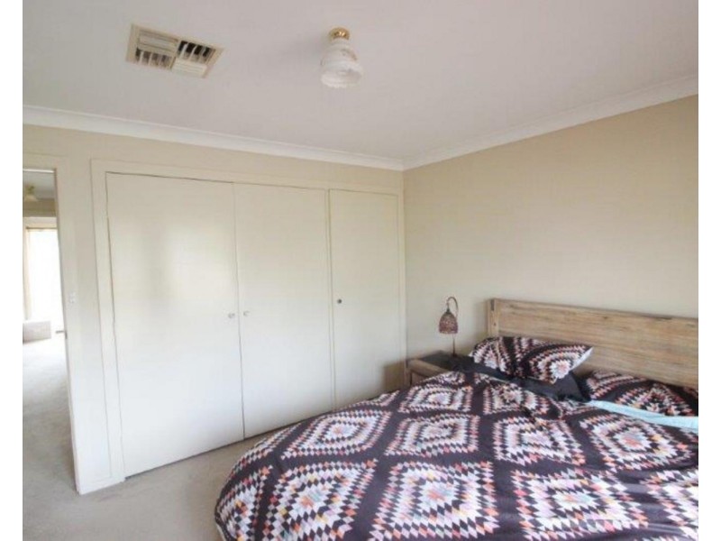 2/108 Undurra Drive, Glenfield Park NSW 2650