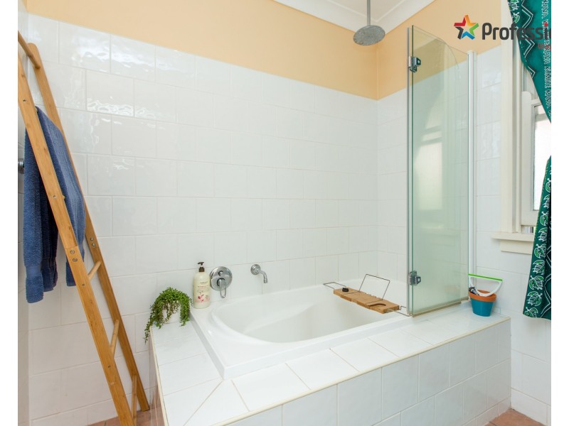 8 Grandview Avenue, Turvey Park NSW 2650