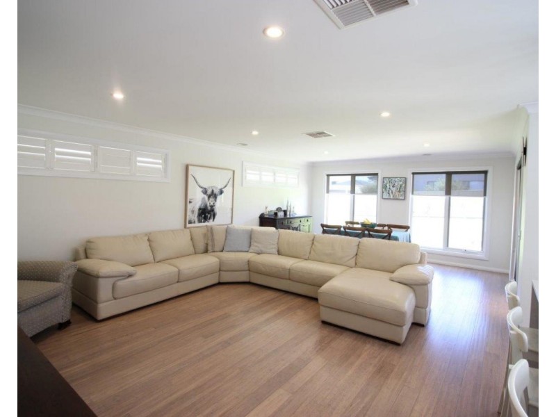 2 Barmedman Avenue, Gobbagombalin NSW 2650
