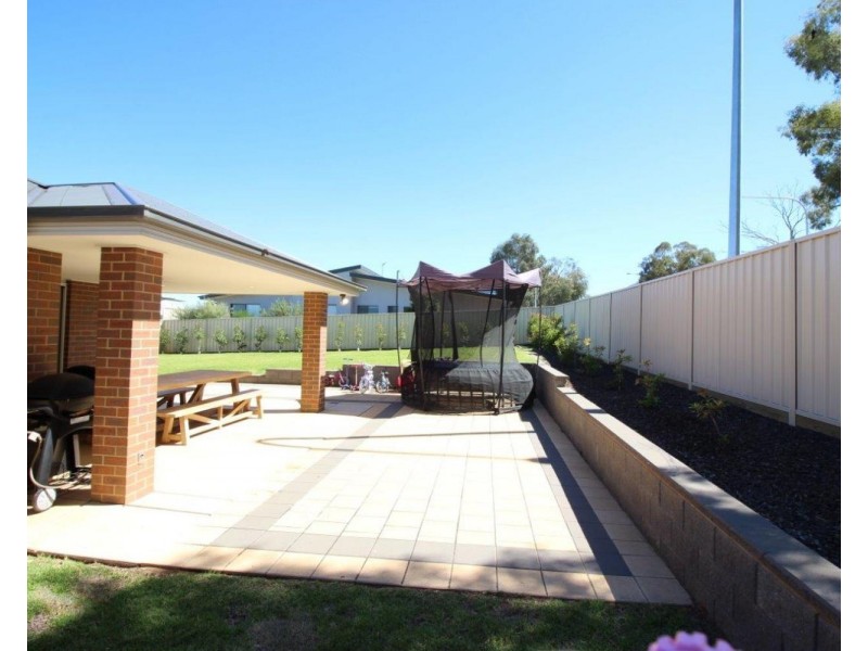 2 Barmedman Avenue, Gobbagombalin NSW 2650