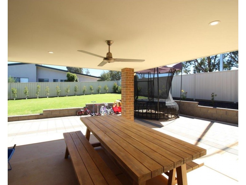 2 Barmedman Avenue, Gobbagombalin NSW 2650