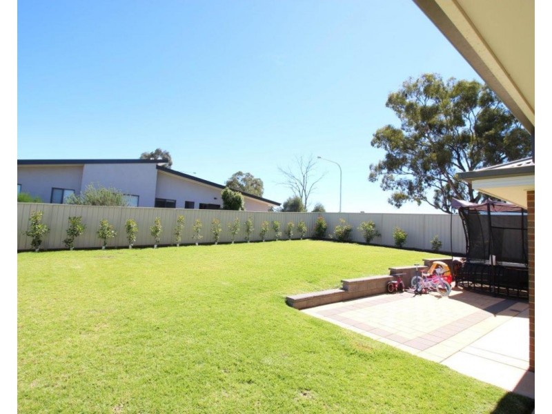 2 Barmedman Avenue, Gobbagombalin NSW 2650