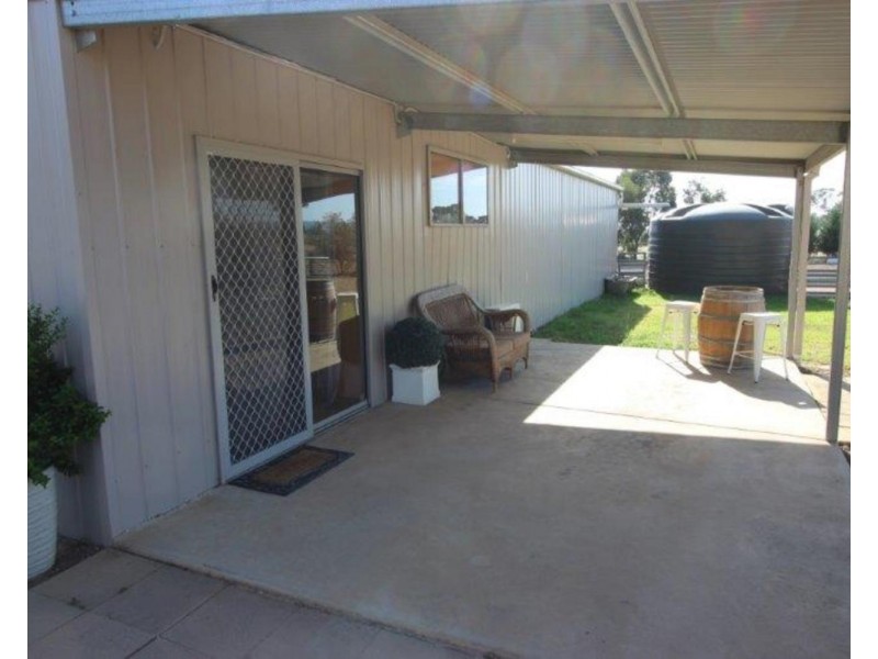 42 Willow Tree Place, Wagga Wagga NSW 2650