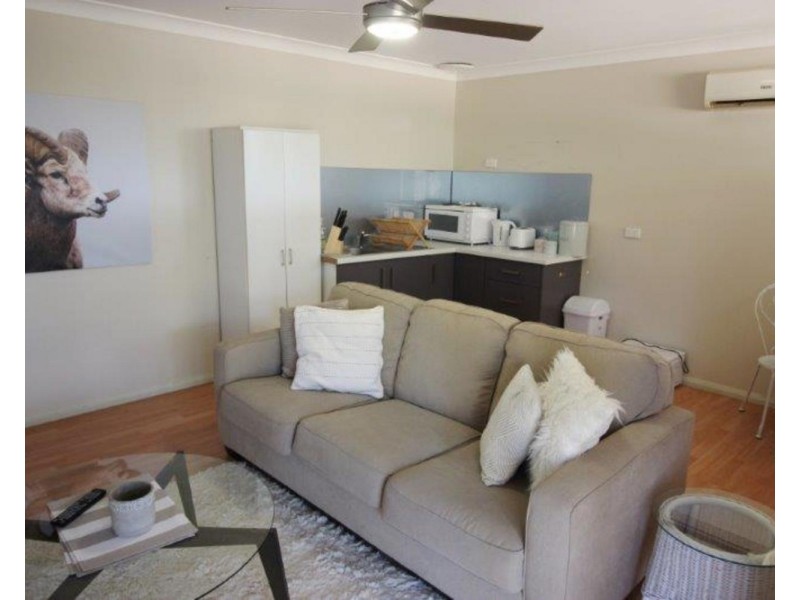 42 Willow Tree Place, Wagga Wagga NSW 2650