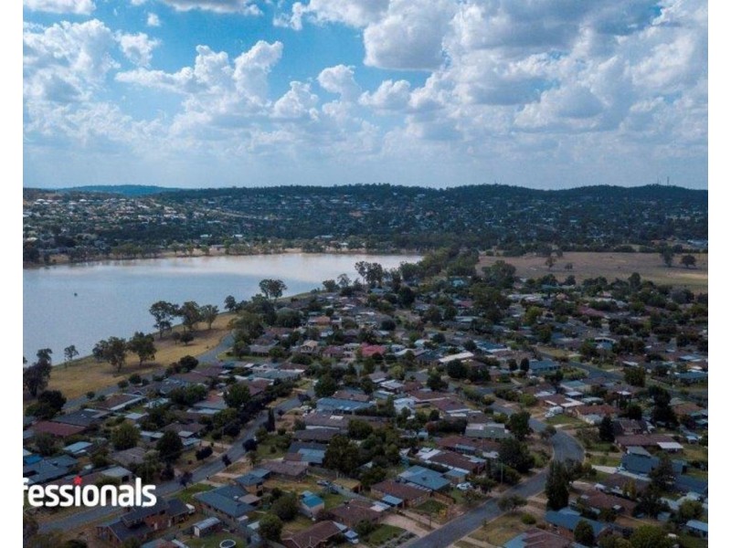 31 Lakes End Drive, Lake Albert NSW 2650