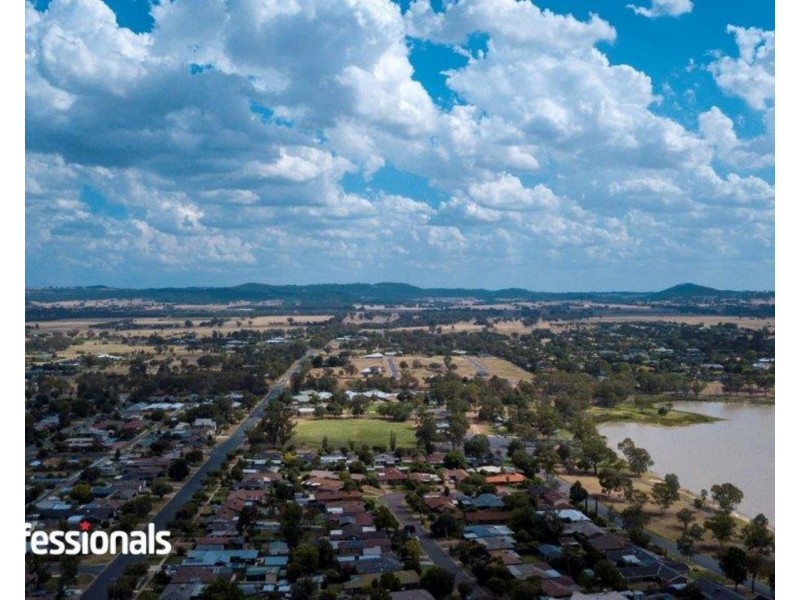 31 Lakes End Drive, Lake Albert NSW 2650