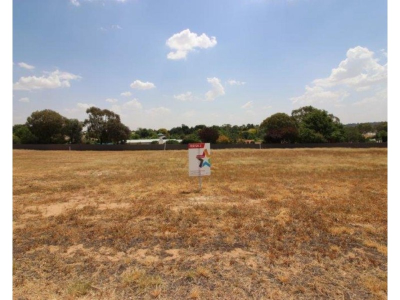 31 Lakes End Drive, Lake Albert NSW 2650