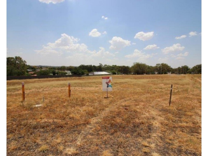 29 Lakes End Drive, Lake Albert NSW 2650