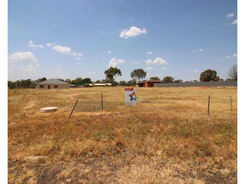 32 Lakes End Drive, Lake Albert NSW 2650