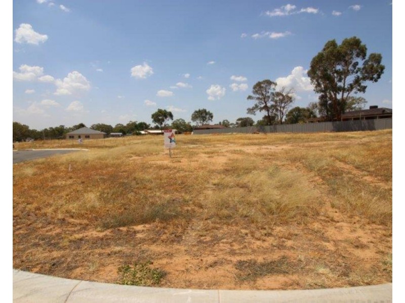 33 Lakes End Drive, Lake Albert NSW 2650