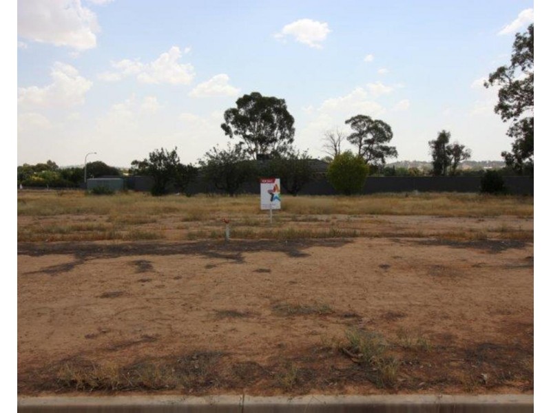 35 Lakes End Drive, Lake Albert NSW 2650