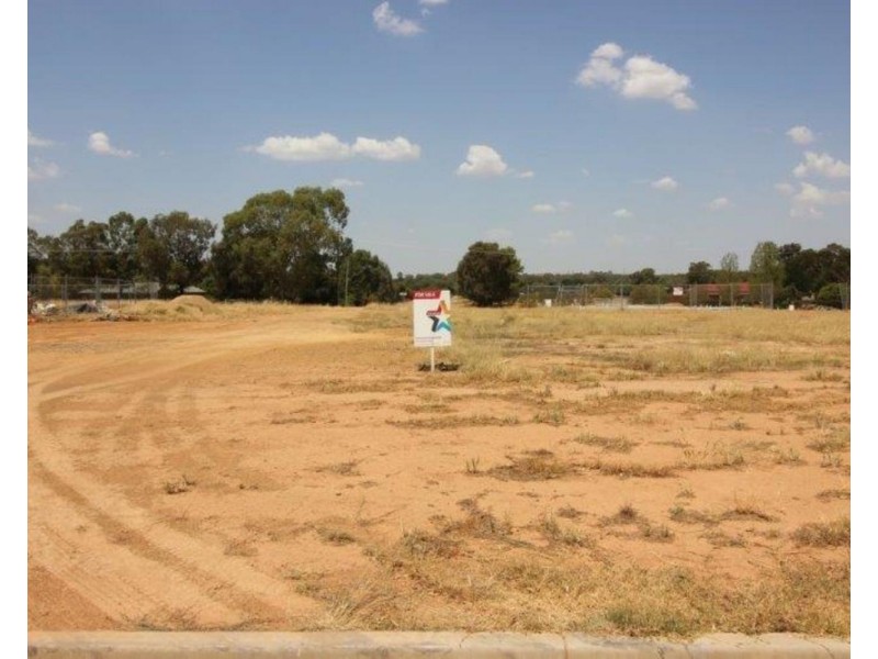 39 Lakehaven Drive, Lake Albert NSW 2650