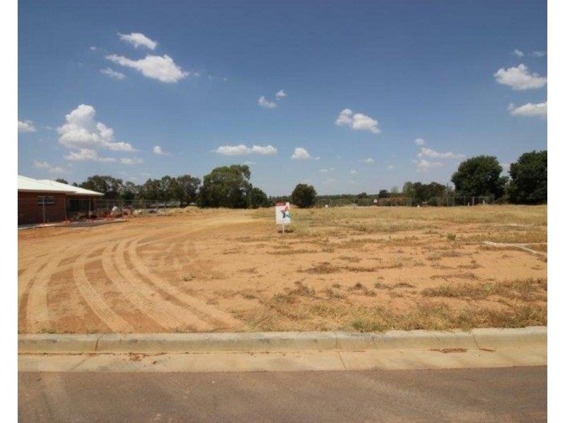 39 Lakehaven Drive, Lake Albert NSW 2650
