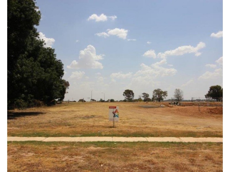 40 Main Street, Lake Albert NSW 2650